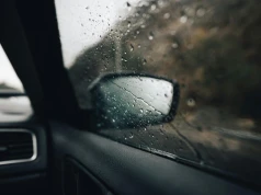Szyby ciągle parują? Winny może być jeden niepozorny element