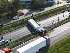 Ciężarówka na boku na trasie S8. „Pękła opona”. Droga zablokowana. Ponad 10 km korka