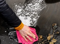 Zrób w kuchni pastę i zabierz na cmentarz. Tak pozbędziesz się śladów po zniczach