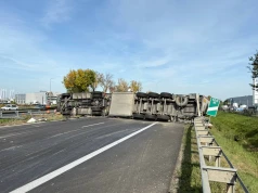 Przewrócony tir sparaliżował S8 w Trojanach. Korek urósł do kilku kilometrów