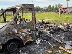 Pożar samochodu i poszukiwania kobiety w kompleksie leśnym