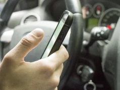 Francja rozszerza zawieszanie prawa jazdy za telefon podczas jazdy