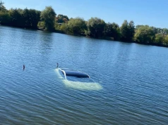 Nietypowa akcja strażaków na Bagrach. Samochód elektryczny znalazł się pod wodą