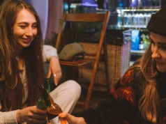 Kieliszek przestaje być obowiązkowy. Polacy podpatrują trend Zetek i zmieniają swoje nawyki