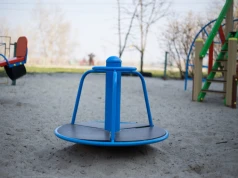 Sześciolatek zakleszczył rękę w karuzeli. Strażacy uwalniali go przez kilka godzin