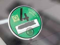 Koniec z dobrze znaną plakietką na szybie. Przepisy obejmą jednak tylko część kierowców
