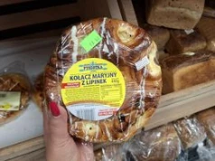 Weszłam do sklepu w Wetlinie po bułki na szlak. Na półce czekał "kołacz maryjny"