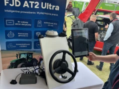 Jeden ekran zamiast kilku terminali. FJDynamics pokazał nawigację AT2 Ultra z monitorem 16 cali