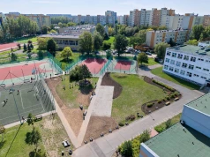 Rozwalają beton i sadzą więcej zieleni na 6 podwórkach szkół we Wrocławiu