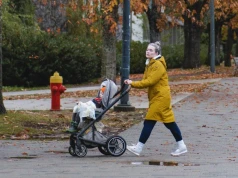 Wciąż dokładają do 800 plus, choć dzietność spada. Tak Polacy oceniają "socjale"