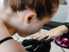 Jeden kolor manicure, który wciąż omijamy? Doda dłoniom olśniewającego uroku