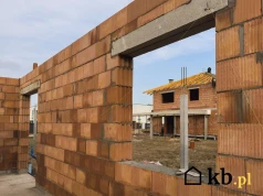 Pustak ceramiczny 25 cm czy 30 cm? Inwestor dopłaca tysiące, a zysk może być zaskakująco mały