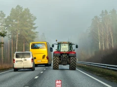 Traktor jedzie 30 km na godz., a na jezdni podwójna ciągła. Wyprzedzisz? Kierowcy nie znają tych przepisów