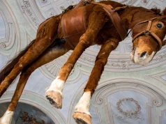 Maurizio Cattelan debiutuje w Berlinie. "Zło jest groźne, gdy wydaje się sympatyczne"