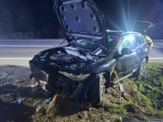 Auto w rowie, kierowca w szpitalu. Groźny wypadek z udziałem trzech osób