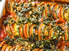 Zapiekanka ratatouille zachwyci każde podniebienie. To zasługa gęstego sosu