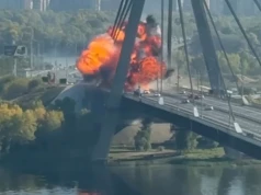 Samochody jechały po moście, gdy doszło do eksplozji. Rosyjski atak w dniu wizyty kanclerza Niemiec