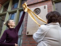 Toruń upamiętnił współtwórczynię Muzeum Toruńskiego Piernika. Odsłonięto tablicę