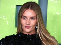 Rosie Huntington - Whiteley w zachwycającym jesiennym zestawie. Ikona