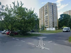 Rozlewisko przy ul. Jagodowej. Wpusty oczyszczono, ale samochody utrudniają sprzątanie