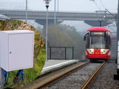 Niepozorna skrzynka przy torach. Prawie nikt nie wie, do czego służy
