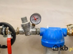 Po 20 latach odsłonili instalację wodną. Hydraulik dokładnie obejrzał stare rury