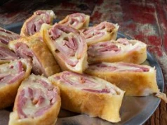 Zapomnij o klasycznej pizzy. Ta rolada z szynką i serem znika ze stołu w kilka minut