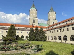 Ksiądz Marek, ranny od napastnika w Jarosławskim Opactwie, odłączony od respiratora. Nowe informacje