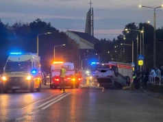 Samochód dachował w Podłężu. Droga została zablokowana