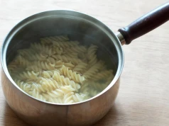 Częsty błąd przy gotowaniu makaronu. Robimy to odruchowo