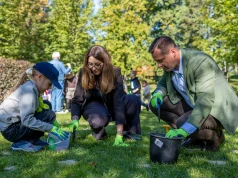Dzieci posadziły niemal 3 tysiące krokusów. Wiosną Park św. Kingi ma rozkwitnąć tysiącami kwiatów