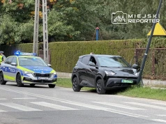 Samochód elektryczny BYD uderzył w latarnię na Targówku