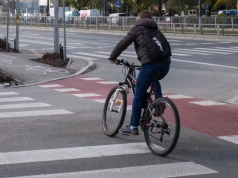 Znak P-10 to pułapka na rowerzystów. Jak można uniknąć mandatu?