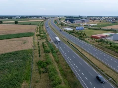 Jak konstrukcje reklamowe przy trasie prowadzą klientów do obiektu poza miastem?