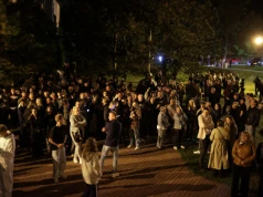Biskup eskortowany przez policję, protest kilkuset parafian. Niespokojna noc w Grojcu