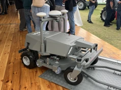 Robot zamiast kolejnego ciągnika w sadzie. Ma kosić, opryskiwać i pracować autonomicznie