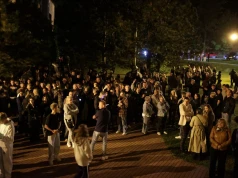 Biskup w asyście policji. Parafianie otoczyli kościół