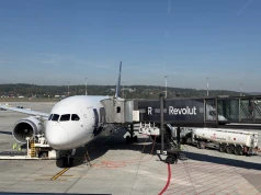 Revolut zdominował przestrzeń Kraków Airport. Fintech pojawił się na „rękawach”