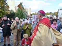 Psy, koty, króliki i chomiki przed bydgoskim kościołem. Bp Włodarczyk pobłogosławił zwierzęta