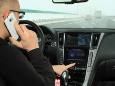 Za telefon kierowca może stracić prawo jazdy. Tak się to robi we Francji