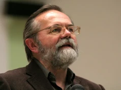 Benzyna poszła w dół. Prof. Bugaj: Dopłacamy ludziom, którym niczego nie brakuje