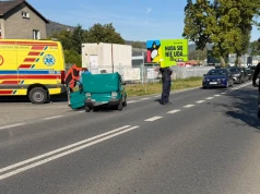 81-letni senior za kierownicą Fiata 126p. Nie ustąpił pierwszeństwa, dwie osoby w szpitalu