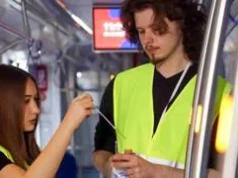 Studenci sprawdzają, jakie bakterie zostają w autobusach i tramwajach MPK