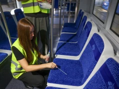 Ze specjalnymi próbkami sprawdzają ilość bakterii we wrocławskich tramwajach i autobusach