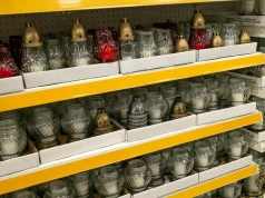 Rekordowe ceny zniczy w Lidlu na Wszystkich Świętych. Kapliczki za 5,99 zł, a wkłady za grosze. Przeceny już ruszyły