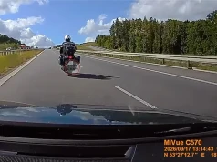 Nietypowe ostrzeżenie? Policjant zajeżdża drogę kierowcy na ekspresówce
