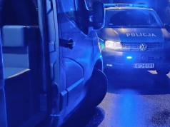 Auto wypadło z jezdni, uderzyło w skarpę. Są utrudnienia na drodze krajowej nr 74