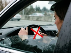 Kierowcy stracą prawo jazdy za telefon w ręku. Pilotaż przyniósł zaskakujący efekt