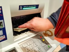 Uważaj ile wpłacasz w bankomacie. Bank może powiadomić skarbówkę