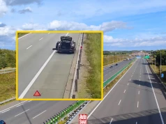 Kierowca zmieniał koło na autostradzie. Tak nie należy tego robić